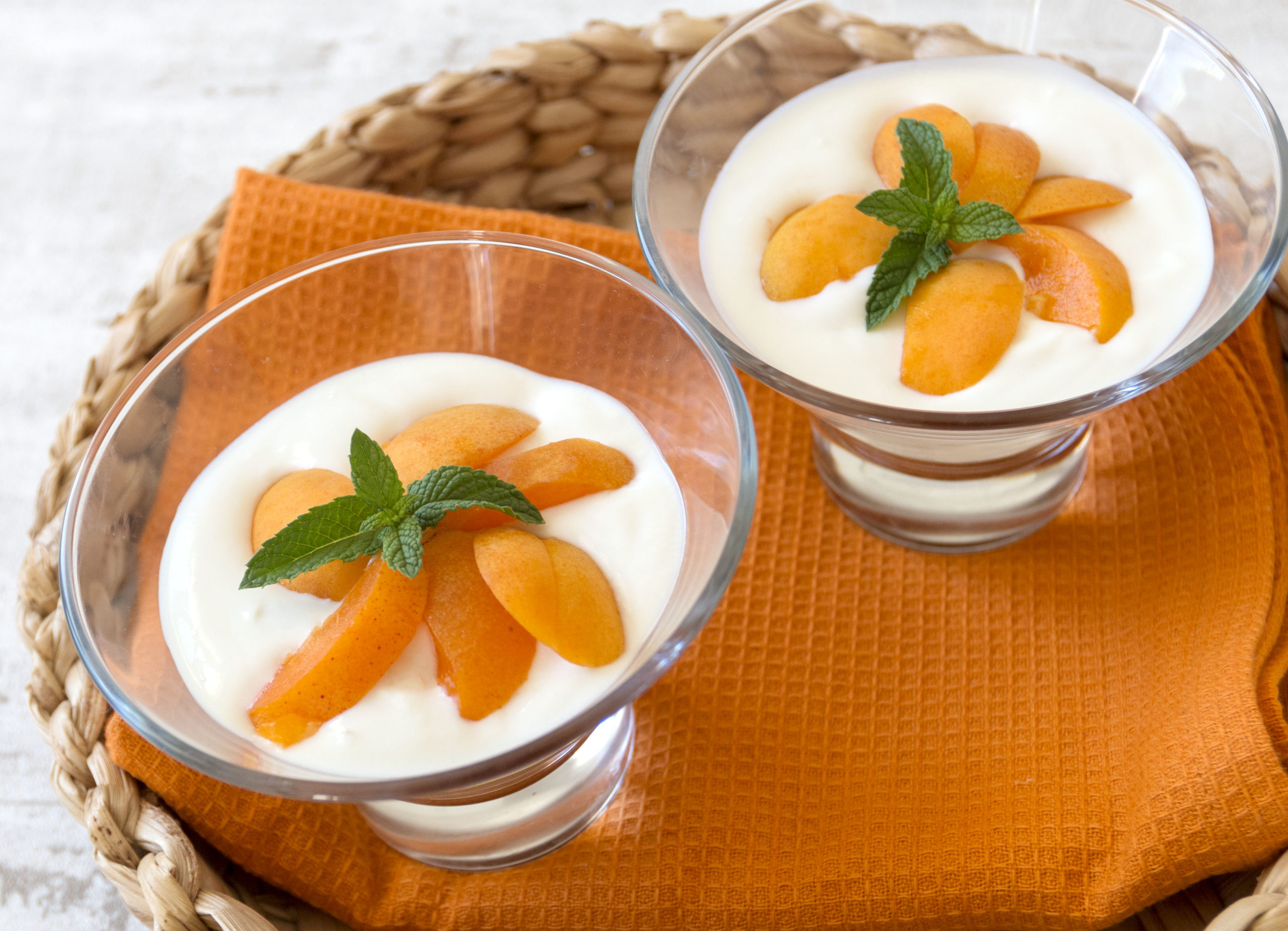 Toetje met granola, hangop en vers fruit (vegan)