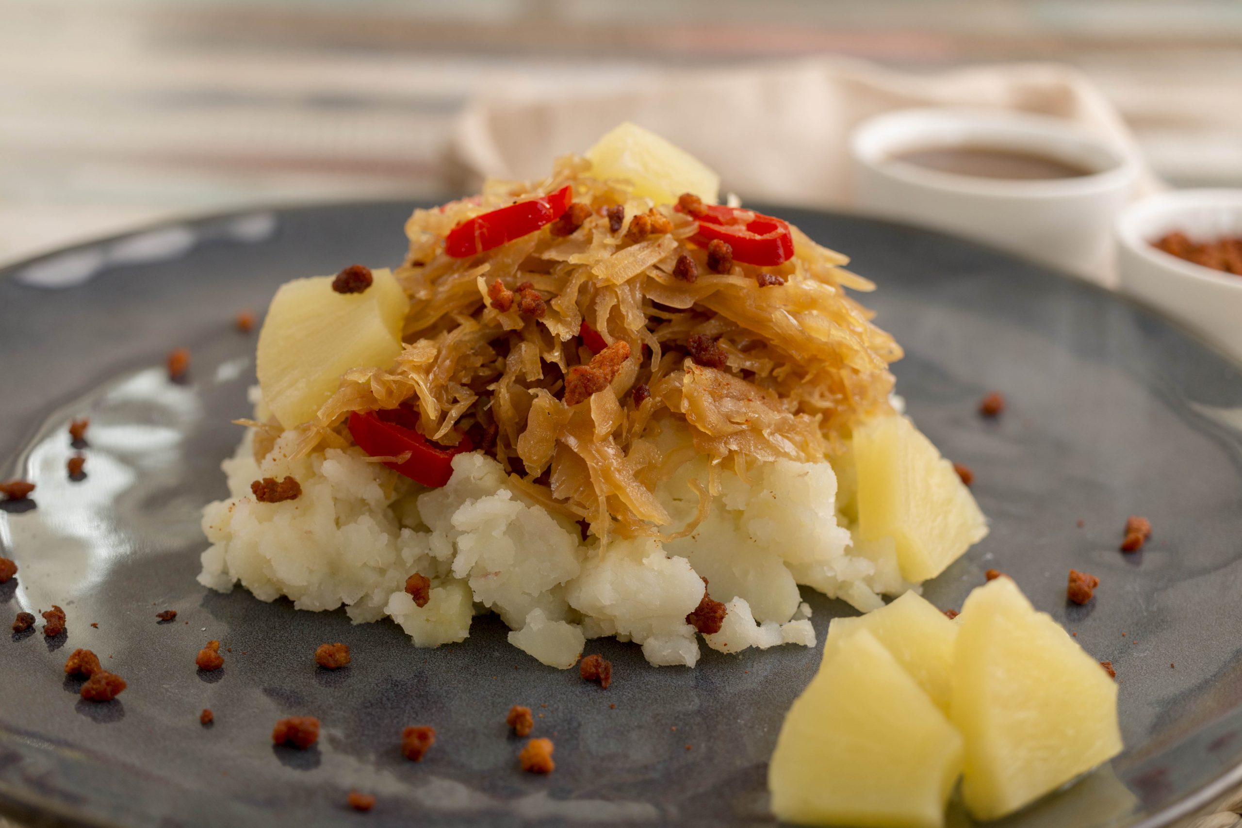 Plato de chucrut picante con chiles y piña