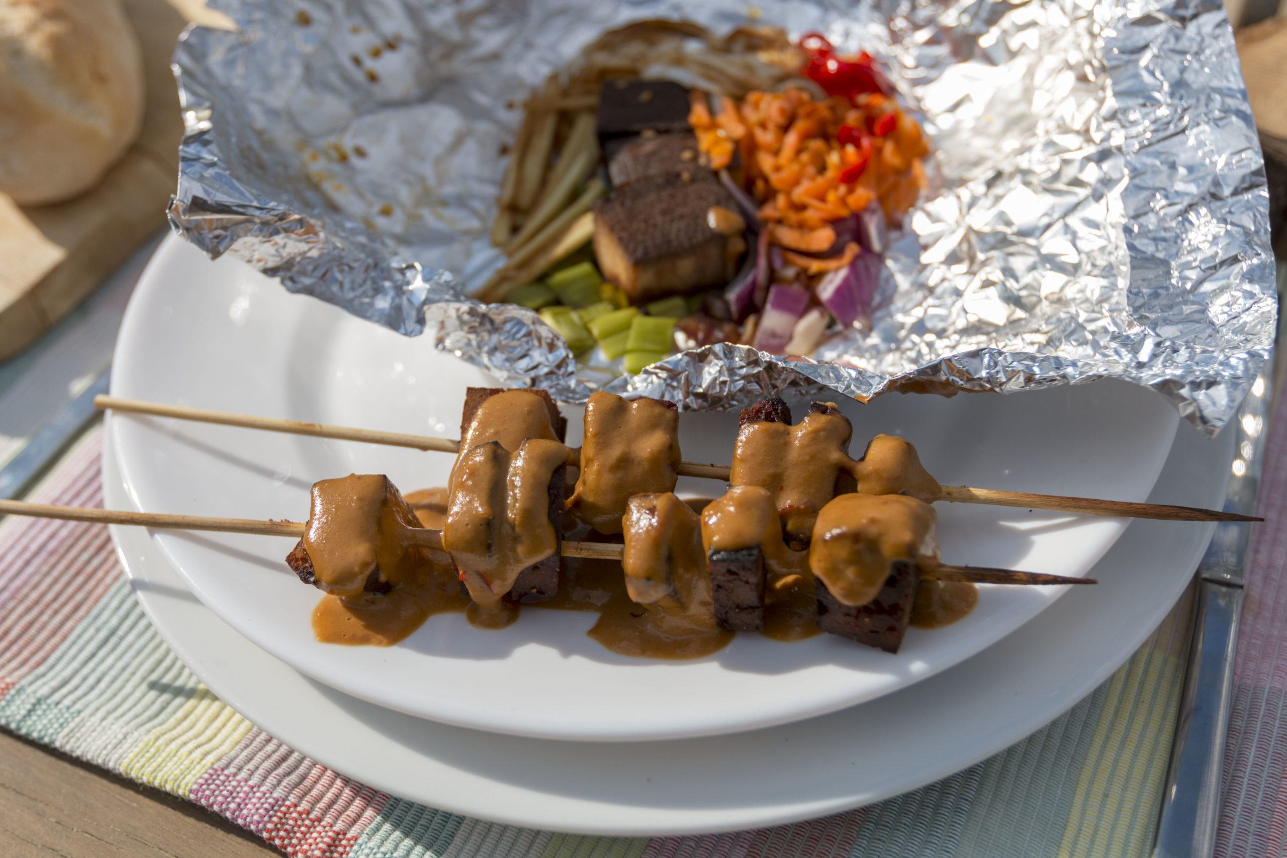 Brochetas veganas de Seitán o Tofu con salsa de cacahuete