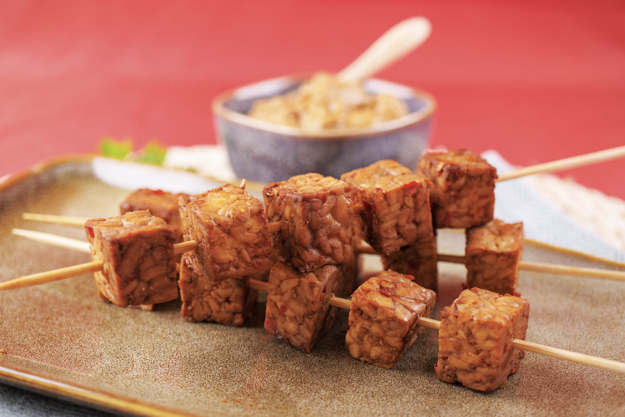 Brochetas de tempeh con salsa de cacahuetes