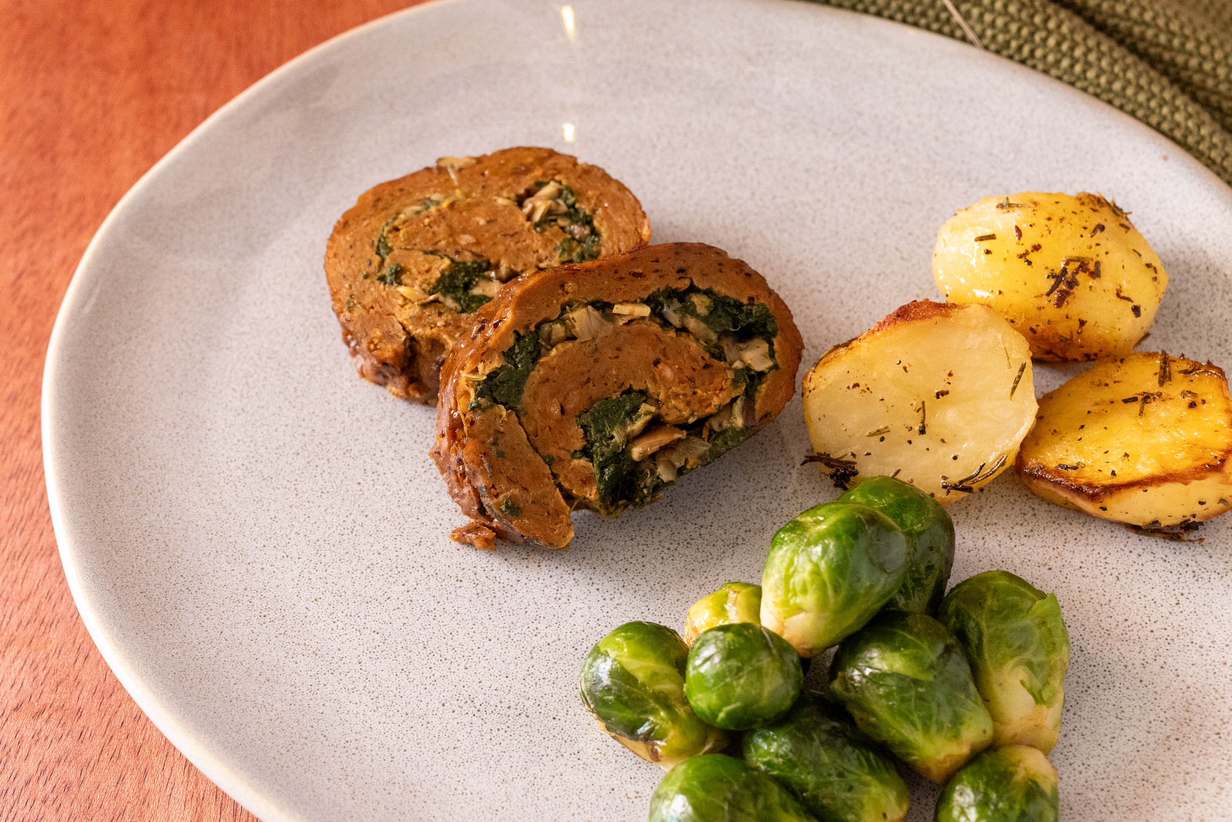 Vegan rollade van seitan, gevuld met spinazie en paddestoelen